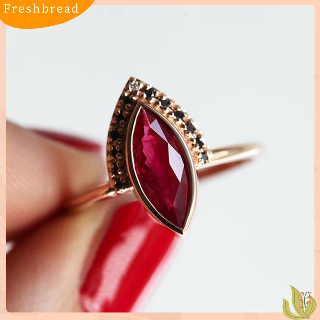 &lt; Freshbread &gt; 2Pcs/Set Berlian Imitasi Retro Couple Rings Alloy Red Prismatic Faux Crystal Finger Rings Charm Jewelry