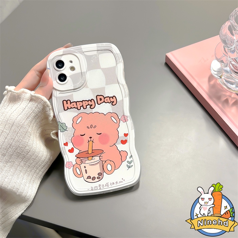 Casing Kompatibel Untuk iPhone14 13 12 11 Pro Max X Xr Xs Max8 7 6 6s Plus SE 2020 Gaya Beruang Kecil Yang Lucu Casing Ponsel Perlindungan Lensa Anti Jatuh Tepi Bergelombang Glossy Lembut Cover Pelindung