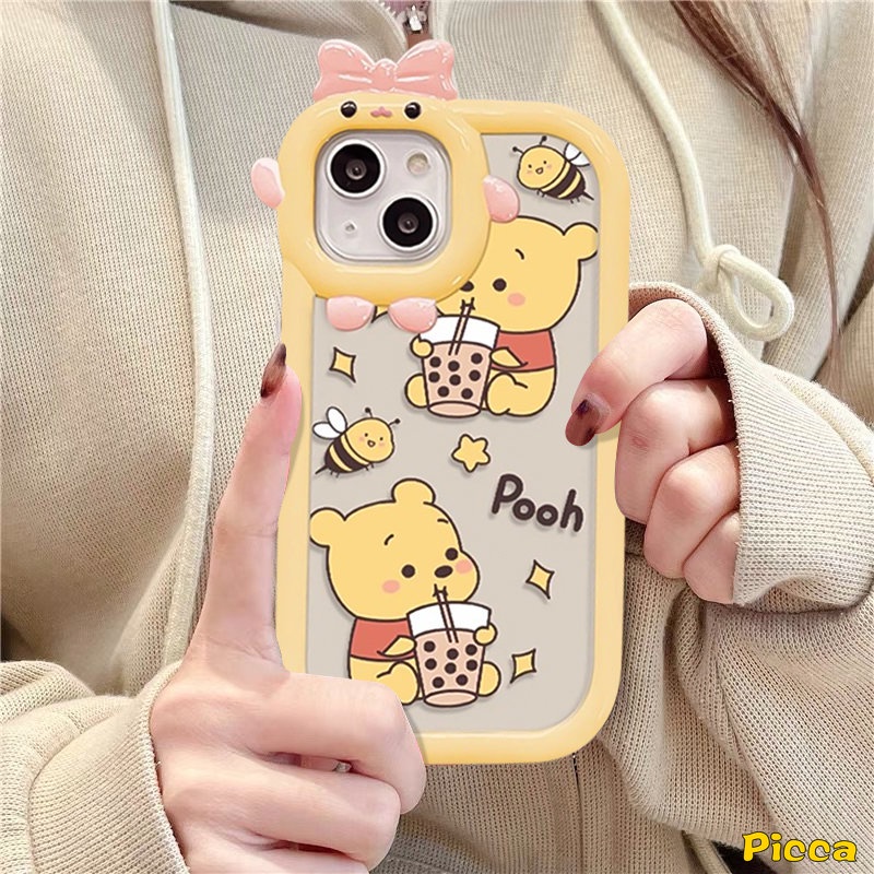 Case Lensa Monster Kecil Ikatan Simpul 3D Kompatibel Untuk iPhone 7Plus XR 11 13 14 12 Pro Max 8 7 6s 6 Plus XS Max X SE 2020 Lucu Winnie the Pooh Teh Susu Kartun Beruang Lembut Tpu Cover