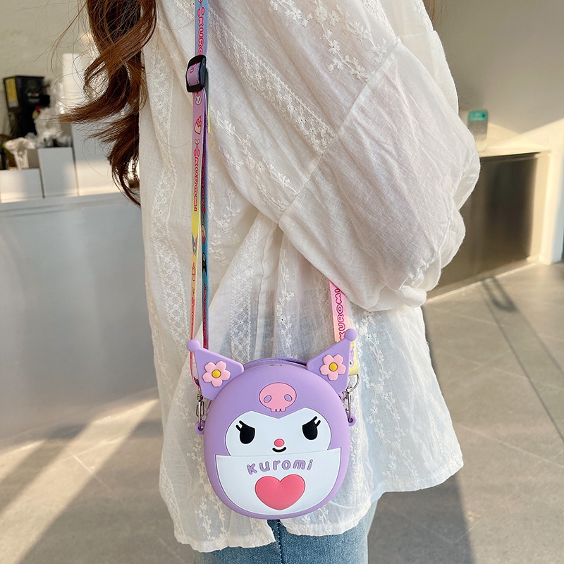 ღ Sanrio Childrens Girl Bag Kawaii Kulomi Silicone Bag Clothing All-Match Tas Bahu Berkualitas Tinggi Teman Hadiah Anak Dekorasi Luar Ruangan Rumah