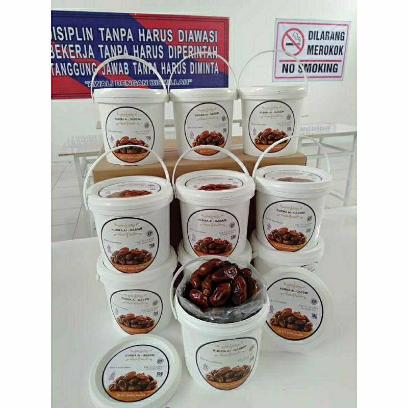 

kurma Al qassim kemasan ember / pail kecil