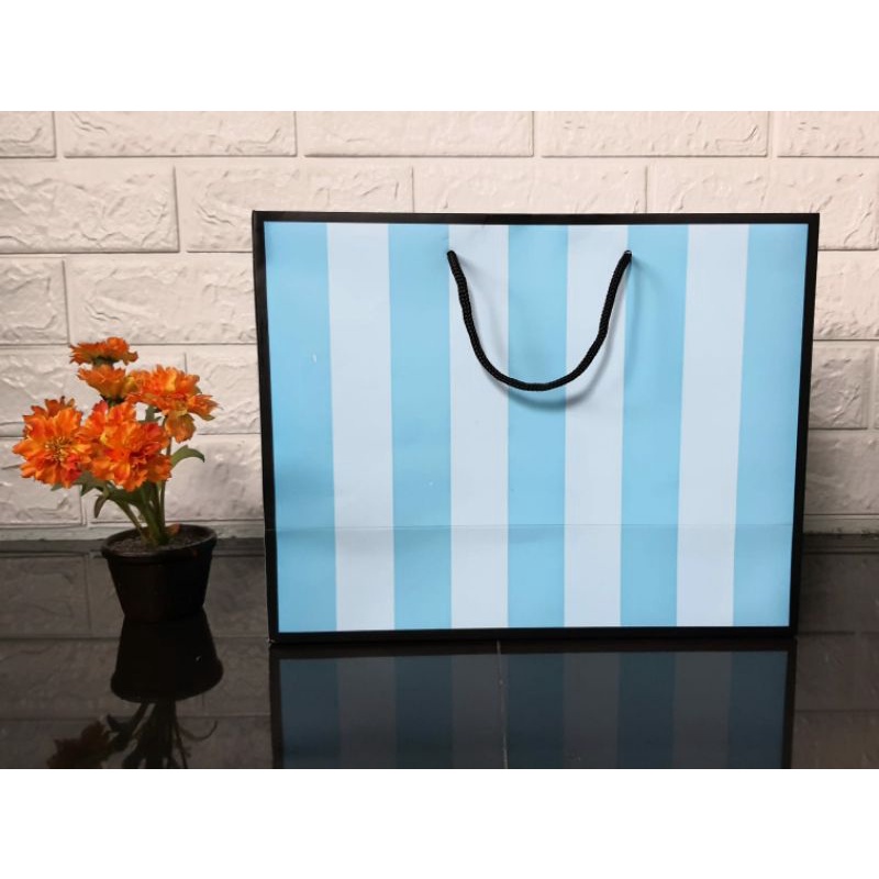 

Paperbag Rea Stripe 32,5x25x14 Paper Bag Kado Custom Wedding Tas Souvenir Kado Kertas Ulang Tahun