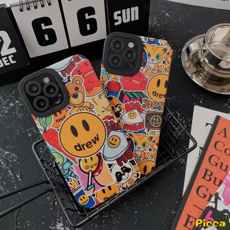 IPHONE Casing Ponsel Rumah Drew Merek Trendi Kompatibel Untuk Iphone7 8plus11 Pro Max XR 13 14 12 Pro Max X XS Max Graffiti Lucu Kartun Beruang Smiley Mewah Tekstur Kulit Soft Cover