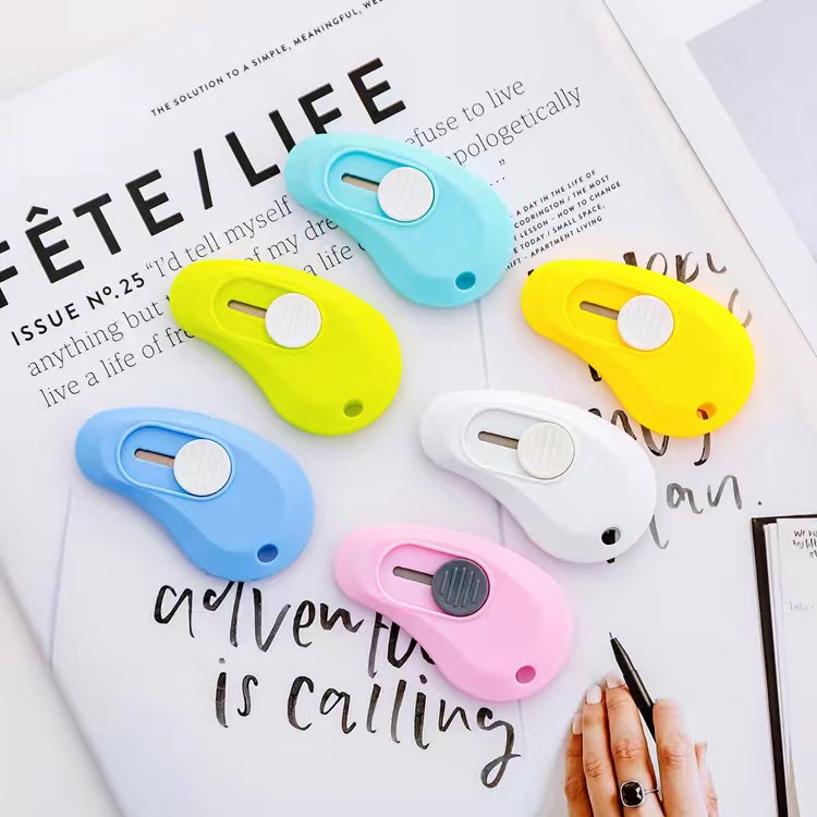 

CUTTER MINI PORTABLE TRAVEL / PISAU PEMOTONG KERTAS MINI / PISAU CUTTER LUCU