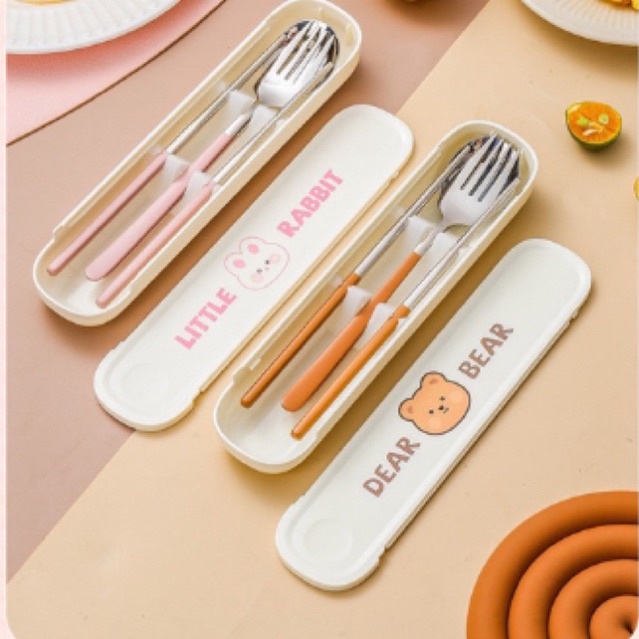 PERALATAN MAKAN SET STAINELSS / SENDOK GARPU SUMPIT STAINLESS SET DENGAN KOTAK LUCU / CAMBRIE CUTLERY SET 3IN1 / SENDOK GARPU SET ANAK SEKOLAH / SENDOK GARPU SUMPIT PORTABLE TRAVEL / SET ALAT MAKAN ANAK DISNEY / ALAT MAKAN SET KOREA MOTIF BEAR RABBIT