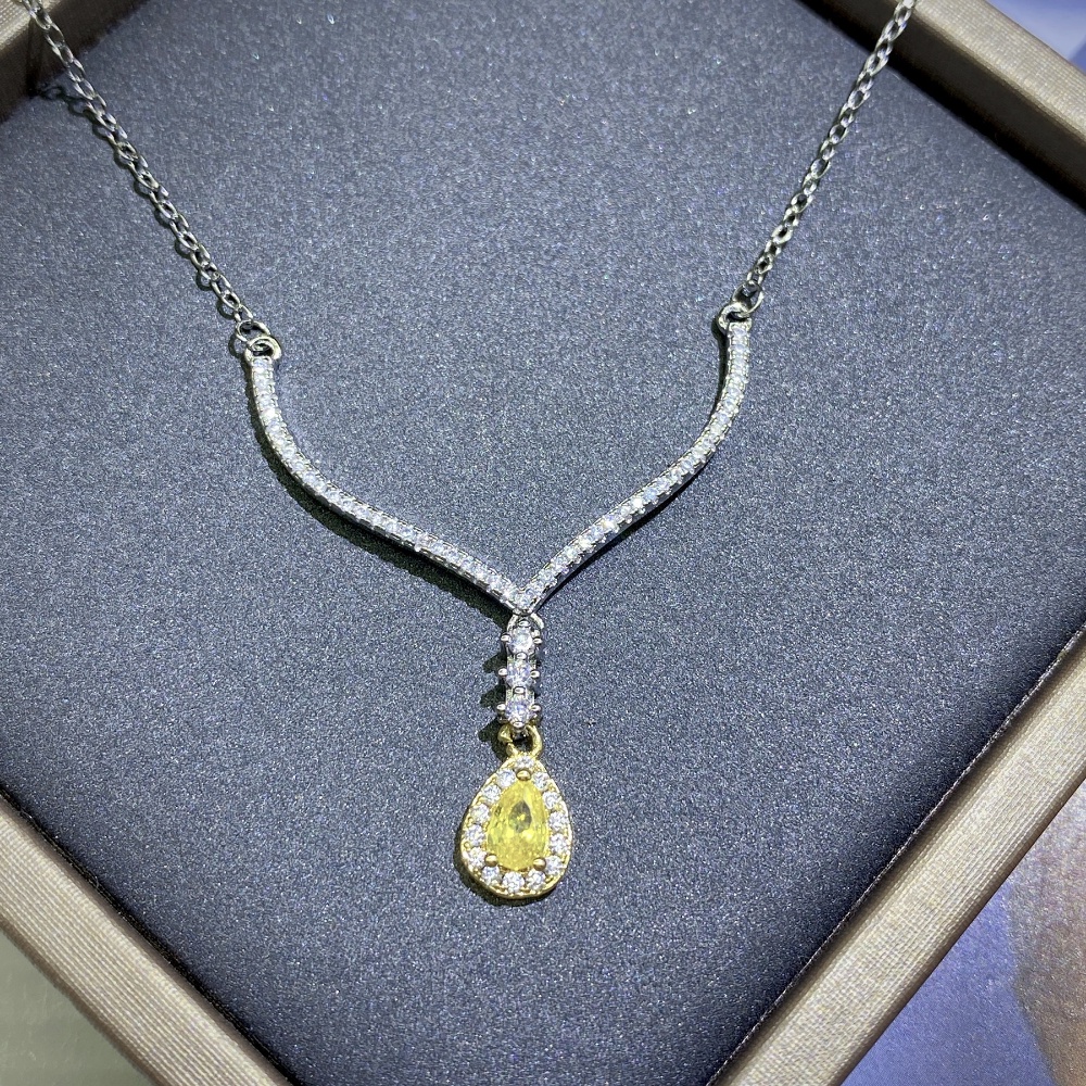 Fashion V-Shaped Water Drop Pear Shaped Yellow Diamond Kalung Cahaya Mewah Harian Warna-Warni Harta Karun Liontin Kerah Rantai Perempuan