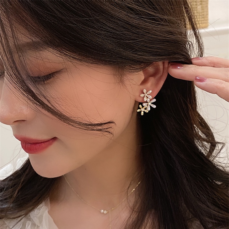 Anting Bunga Mutiara Berlian Sintetis Berkilau Aksesori fashion Korea Wanita