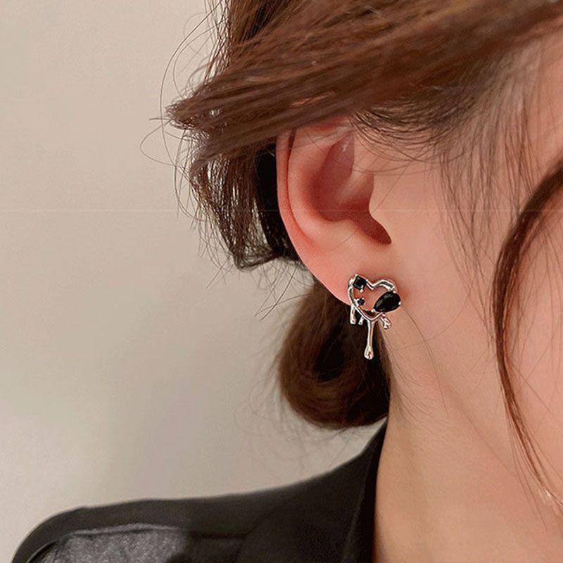 Anting Hitam Gadis Pedas Gaya Dingin Anting niche Anting Unik Anting Rasa high-end Dan Temperamen Gaya Baru
