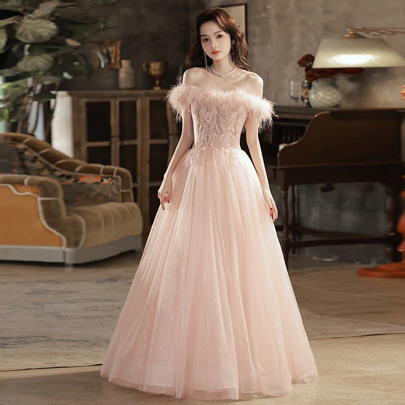 One-shoulder pink temperamen gaun malam rok bulu tingkat lanjut rasa pertunangan putri rok tes seni 