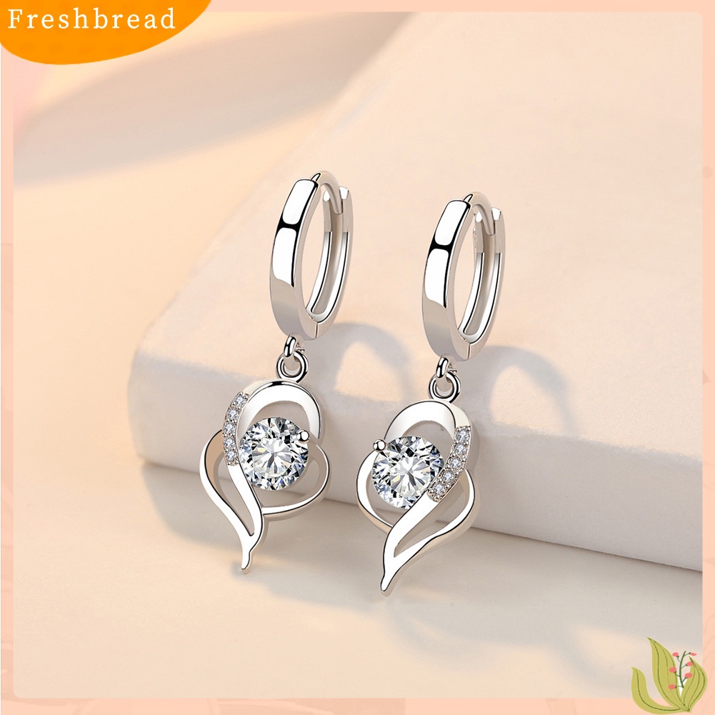 &lt; Freshbread &gt; Lady Berlian Imitasi Hias Berongga Memutar Hati Menjuntai Huggie Earrings Perhiasan Hadiah