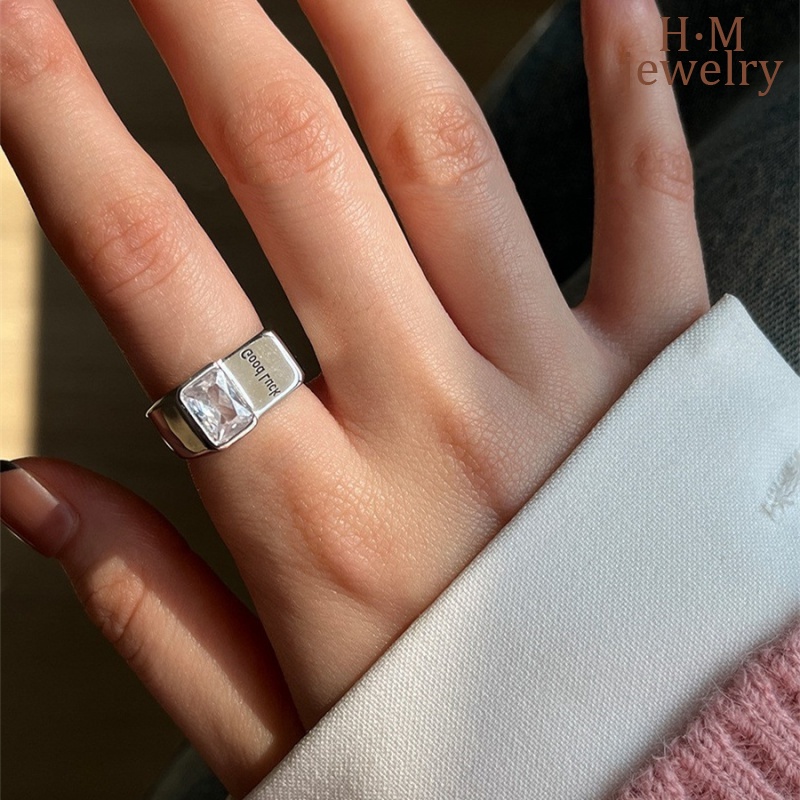 S925 Perak Retro Bermutu Tinggi Cahaya Mewah Super Flash Beruntung Huruf Cincin