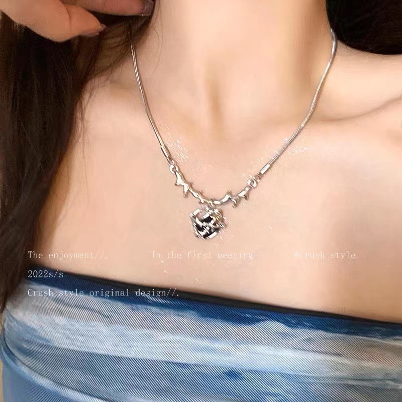 Duri Cinta Hati Persegi Berlian Titanium Steel Kalung Wanita Niche Desain High-End Rantai Klavikula Gaya Keren Kalung Wanita