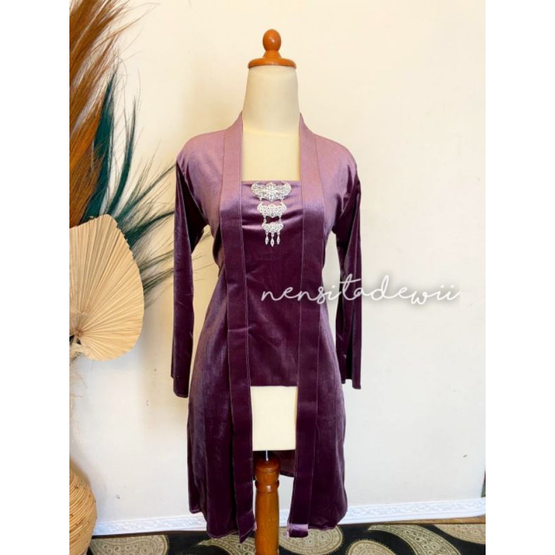 Kebaya dan Sorjan Kebaya Panjang, Model Kutubaru - Warna Ungu Taro Lurik