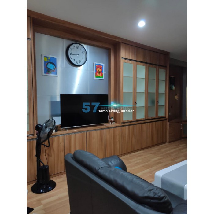 Backdrop TV dan Partisi Penyekat Ruangan Minimalis Bahan Plywood HPL