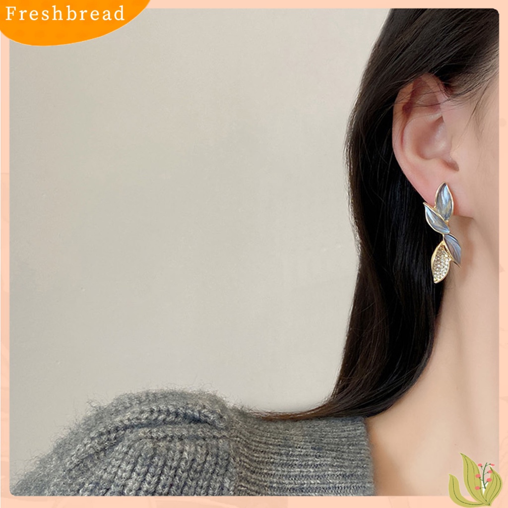 &lt; Freshbread &gt; 1pasang Anting Pejantan Temperamen Berlian Imitasi Cahaya Mewah Bentuk Daun Menawan Dekorasi High-end Geometris Mengkilap Wanita Pesta Anting Aksesoris Pakaian