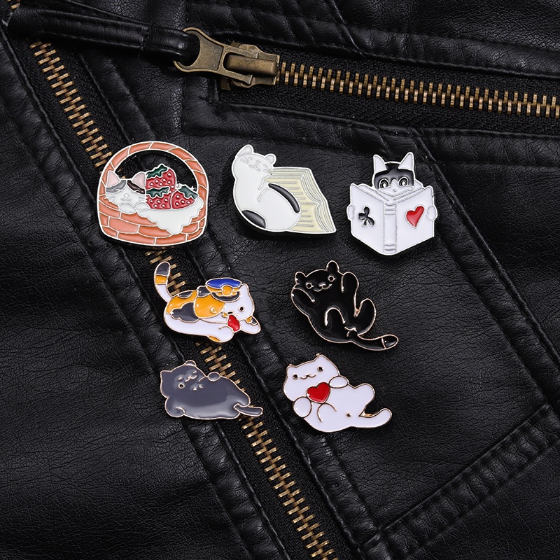 Kartun Kucing Enamel Pin Hitam Putih Hewan Membaca Bros Lucu Lencana Logam Aksesoris Custom Ransel Perhiasan Grosir