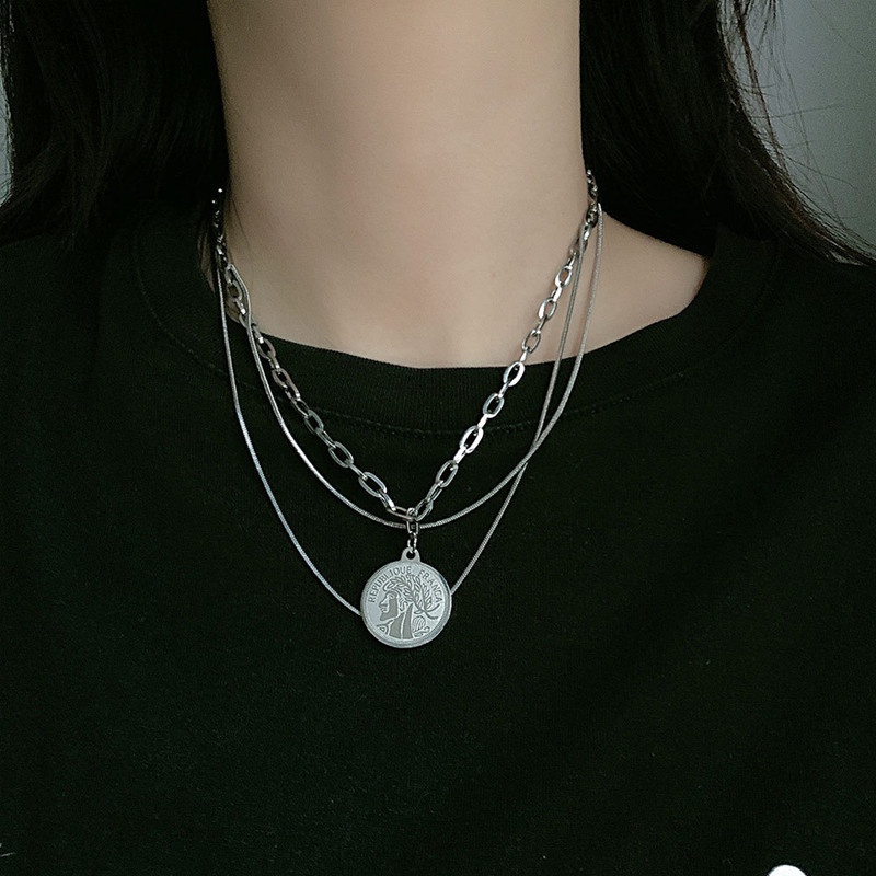 Kalung Titanium Steel Wanita Berlapis Lapis Gaya Keren Sederhana Tidak Luntur Kepala Koin Hip-Hop Klavikula Cha