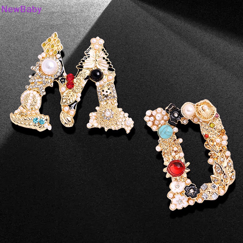 Newbaby Vintage Berlian Imitasi Huruf Enamel Mutiara Imitasi Bros Wanita Baroque Alfabet Inisial Pin Fashion Perhiasan Hadiah ID