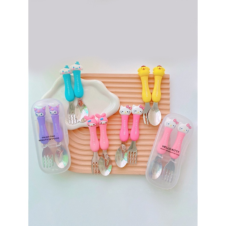 ღ Sanrio Stainless Steel Peralatan Makan Kulomi Hello Kitty Sendok Garpu Set Dua Potong Pemodelan Kecil Putih Silikon Pegangan Halus untuk Hadiah Aksesoris Dapur