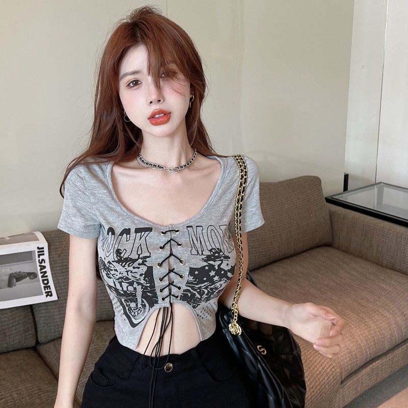 Red Design sense large neckline short tight-fit t-shirt wanita musim panas seksi memperlihatkan dada dan pinggang fashion hot girl collarbone top