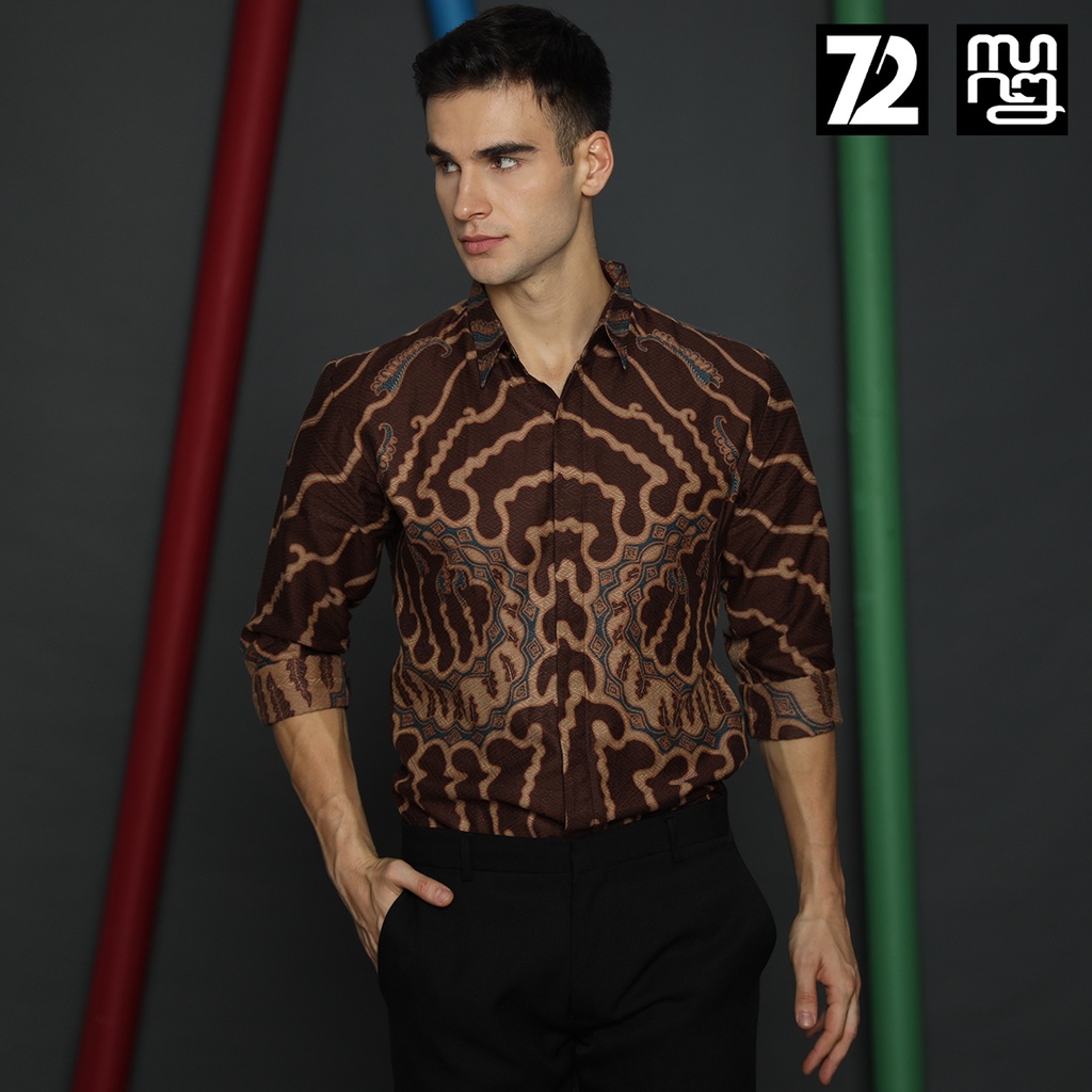 KEMEJA BATIK PRIA LENGAN PANJANG Kemeja Dobby Slimfit Motif Medousa Warna Coklat Tua 723536 Cap 72 - Baju Kemeja Atasan Pakaian Setelan Batik Pria Cowok Laki Laki Remaja Keluarga Kantor Lengan Panjang Modern Slimfit Slim Fit Premium Kekinian