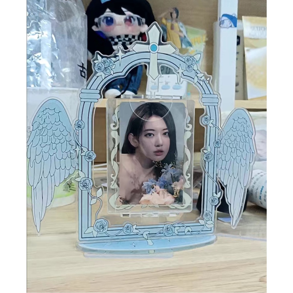 Bingkai Foto Malaikat Lucu Dudukan Kartu Akrilik Yang Dapat Diputar Untuk Idola Photocard Case Pelindung 3inch Desktop Display Frame