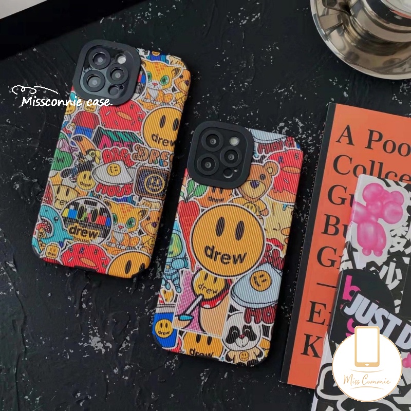 IPHONE Graffiti Lucu Kartun Beruang Smiley Phone Case Kompatibel Untuk Iphone11 Pro Max XR 13 14 12 Pro Max X XS Max7 8 Plus Kulit Tekstur Mewah Trendi Merek Drew House Soft Cover