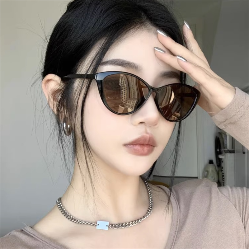 We Flower Korean Trendy Lensa Coklat Besar Mata Kucing Kacamata Hitam Untuk Wanita Pria Chic UV400 Melindungi Kacamata Anti Radiasi Aesthetic Shades Outdoor Liburan Mengemudi Eyewear