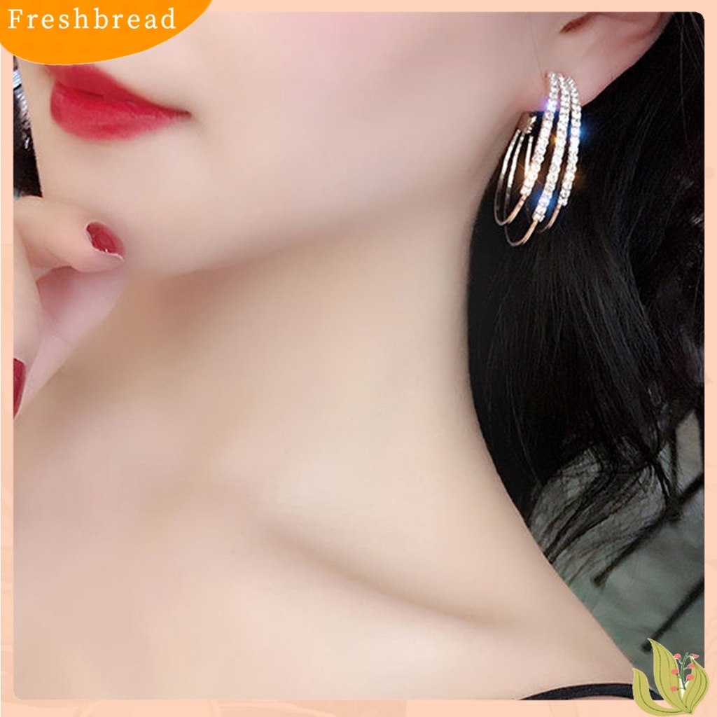 &lt; Freshbread &gt; 1pasang Anting Hoop Bulat Indah Berlian Imitasi Mengkilap Bentuk C Tiga Lapis Wanita Anting-Anting Aksesori Perempuan