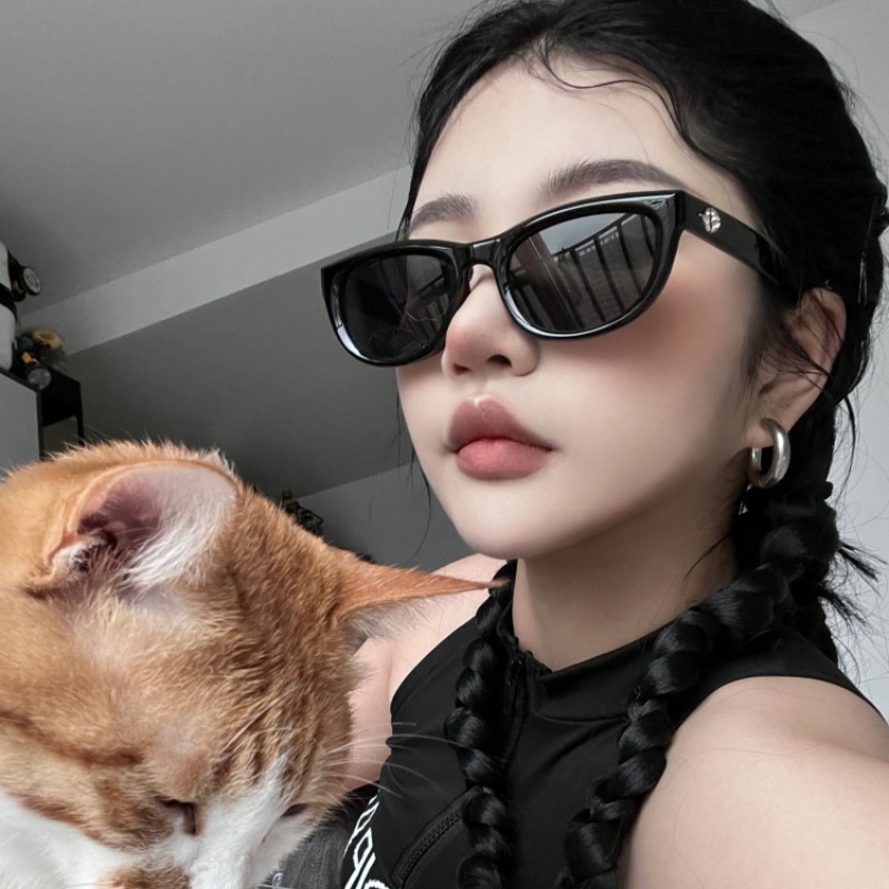 (YUZHU) Korea Fashion Bingkai Kecil Mata Kucing Kacamata Hitam Vintage Fashion Oval Frame Meter Spike Sunglasses