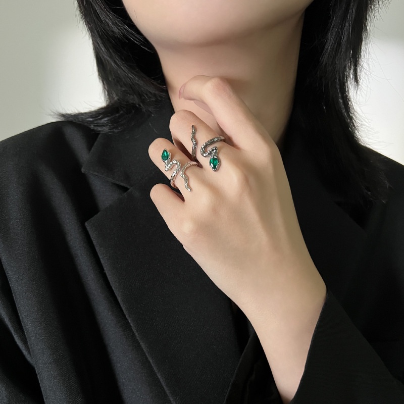 Aksesoris Cincin Emerald Serpentine Kepribadian Retro Punk Chic