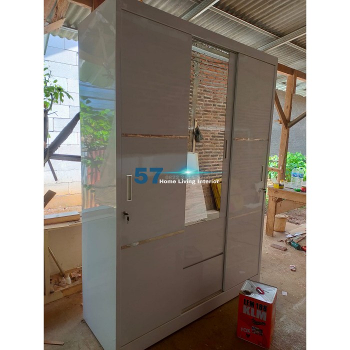 Lemari Pakaian Pintu 3 Kaca Minimalis Bahan Plywood HPL