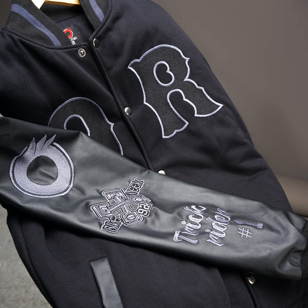 Orijiattires Jaket Varsity Wolf Full Black murah
