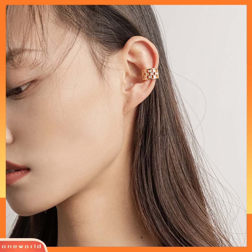 [EONE] 1pasang Anting Wanita Desain Kotak-Kotak Kepribadian Berongga Temperamen High-end Dress Up Hypoallergenic Non Piercing Telinga Klip Anting Perhiasan Fashion