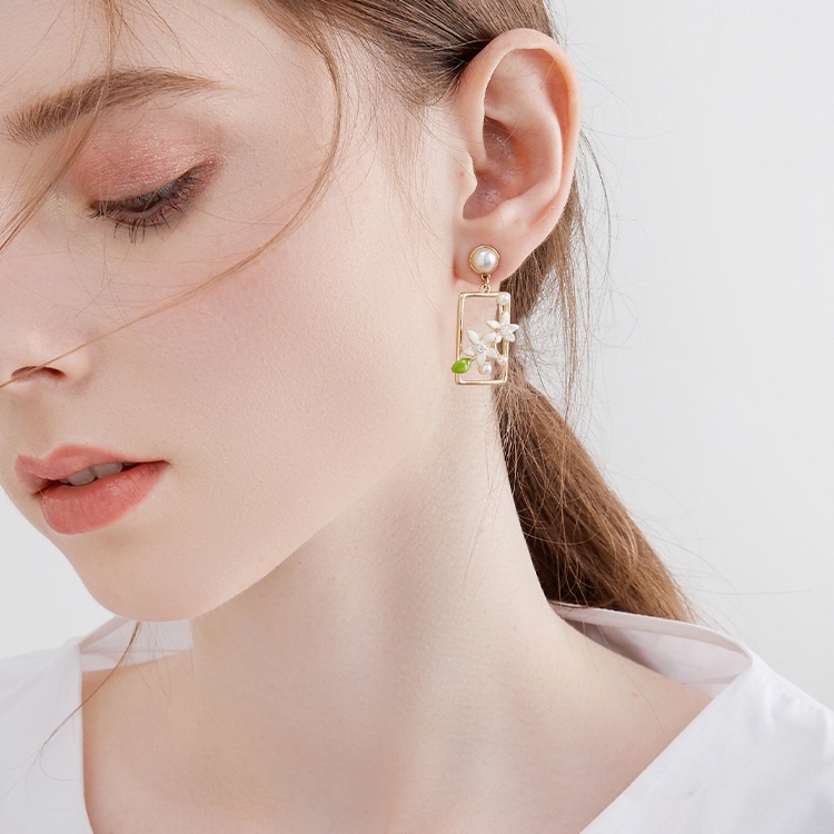 Anting Gardenia Mewah Ringan Menjuntai Ear Studs Perhiasan Fashion Untuk Wanita Perempuan