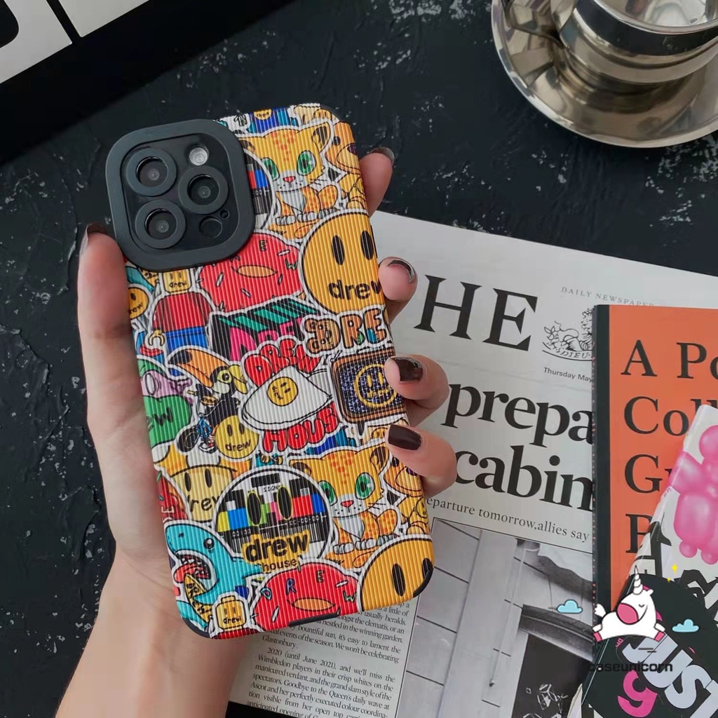 IPHONE Mewah Tekstur Kulit Lucu Graffiti Kartun Beruang Smiley Phone Case Kompatibel Untuk Iphone11 Pro Max XR 13 14 12 Pro Max7 8 Plus X XS Max Trendi Drew House Brand Soft Cover