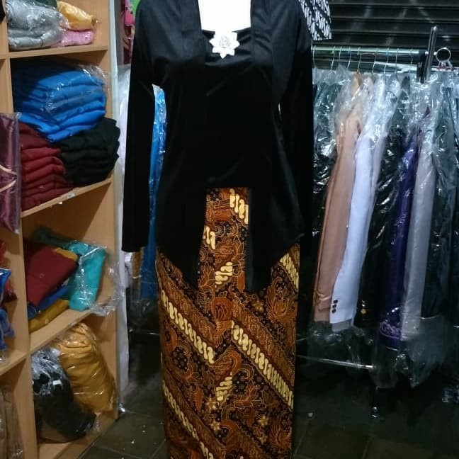 

Kebaya Bludru Polos Kutu Baru Premium ukuran Standart - Hitam, L