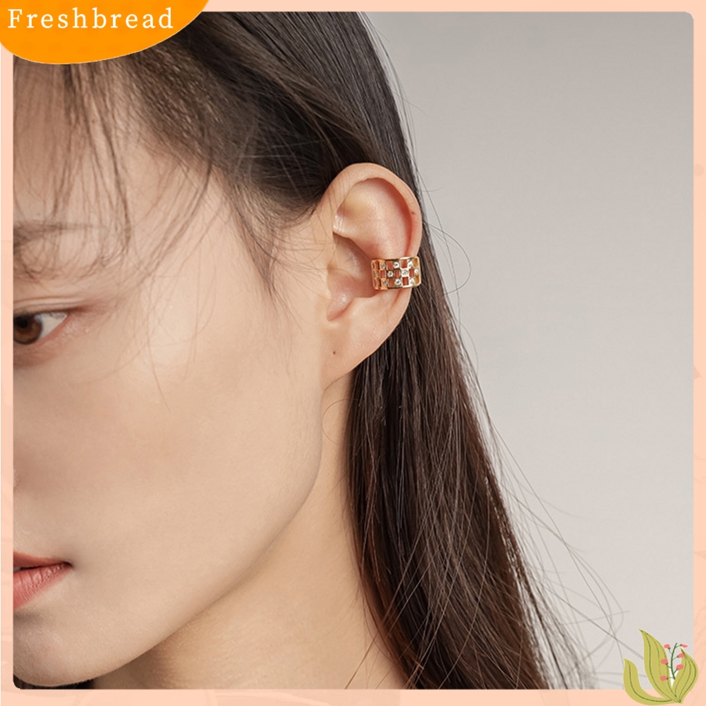 &lt; Freshbread &gt; 1pasang Anting Wanita Desain Kotak-Kotak Kepribadian Berongga Temperamen High-end Dress Up Hypoallergenic Non Piercing Telinga Klip Anting Perhiasan Fashion