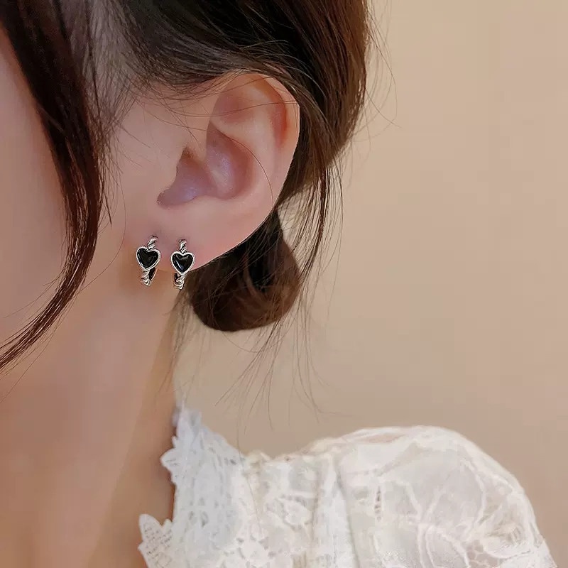 Anting Cinta Hitam Aksesoris Kepribadian Gelap