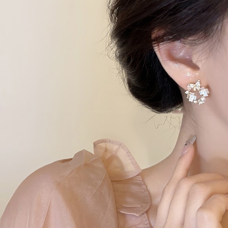 Lembut Manis Kupu-Kupu Bunga Temperamen Indah High-End Anting Sederhana