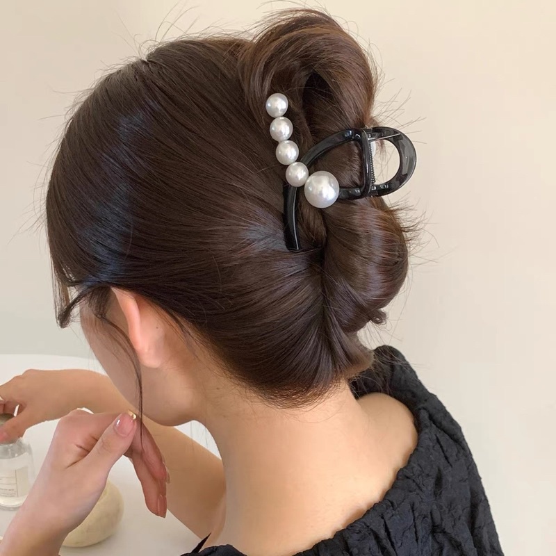 JEPIT RAMBUT KOREA MUTIARA IMPORT / JEDAI MUTIARA JUMBO / PEARL HAIR CLAWS / JEPIT RAMBUT SALON BESAR MOTIF MUTIARA KOREA / JEDAI KOREA SILANG BULAT / KOREAN HAIR CLIPS / HAIR CLIPS MIRIP ARTIS KOREA / KPEARL HAIR CLIPS PREMIUM / JEDAI FRENCH STYLE