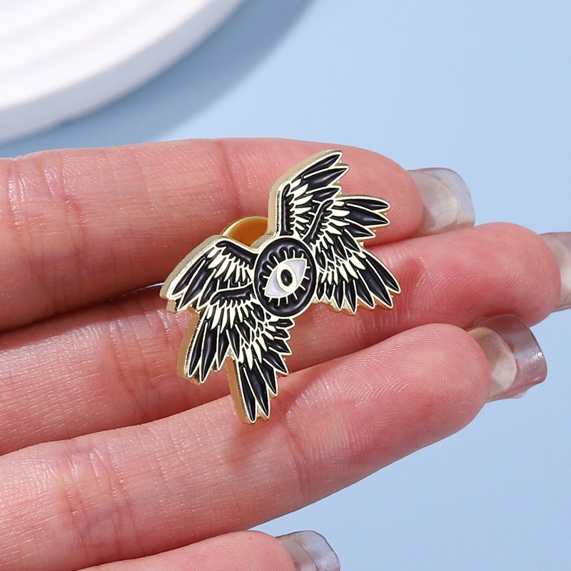 1pc Lucu Enamel Pin Kartun Sayap Hitam Paduan Gesper Peasonalized Ransel Aksesori Pakaian