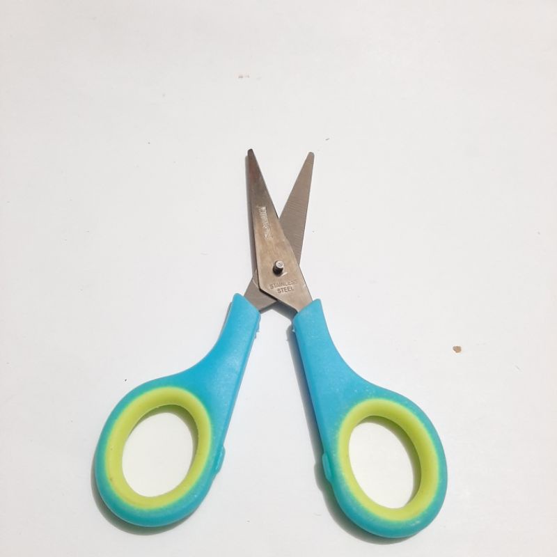 

GUNTING WARNA KERTAS SEKOLAH ANAK KECIL TANGGUNG BESAR 2 2