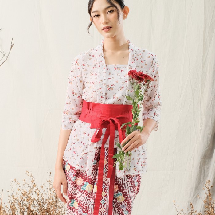 

Kebaya Kutubaru Adelia Lengan 7/8 Meradelima Sifon Putih Bunga Merah - XXL