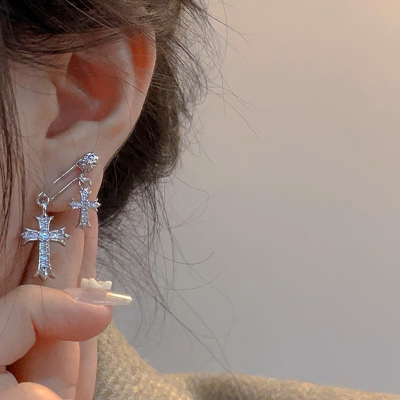 Ins Influencer Korea Cross Pin Anting Kecil Gadis Indah Asimetris Anting Unik