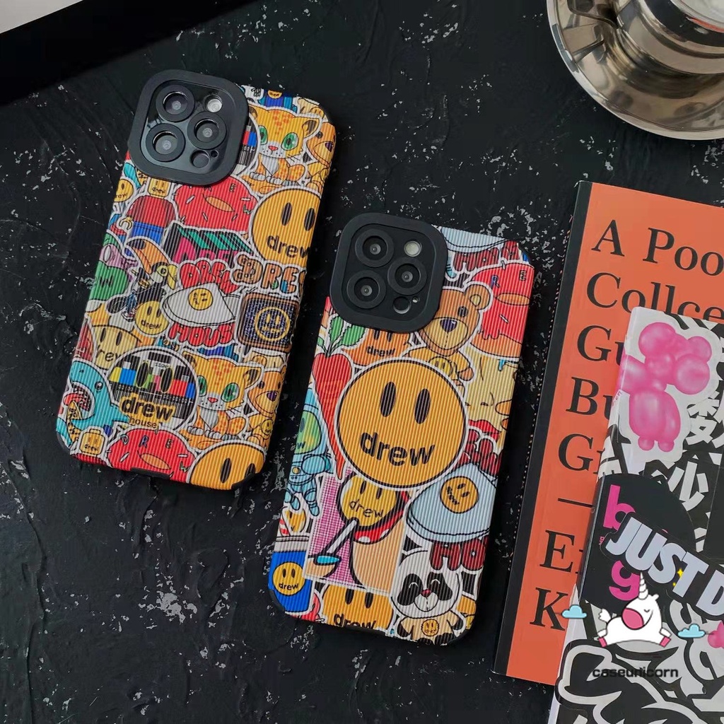 IPHONE Mewah Tekstur Kulit Lucu Graffiti Kartun Beruang Smiley Phone Case Kompatibel Untuk Iphone11 Pro Max XR 13 14 12 Pro Max7 8 Plus X XS Max Trendi Drew House Brand Soft Cover