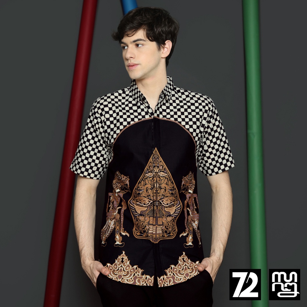 KEMEJA BATIK PRIA Kemeja Lengan Pendek Slimfit Premium Motif Wayang Hitam Putih 723716 Cap 72 - Baju Kemeja Atasan Pakaian Setelan Batik Pria Cowok Laki Laki Remaja Keluarga Kantor Lengan Pendek Modern Slimfit Slim Fit Premium Kekinian