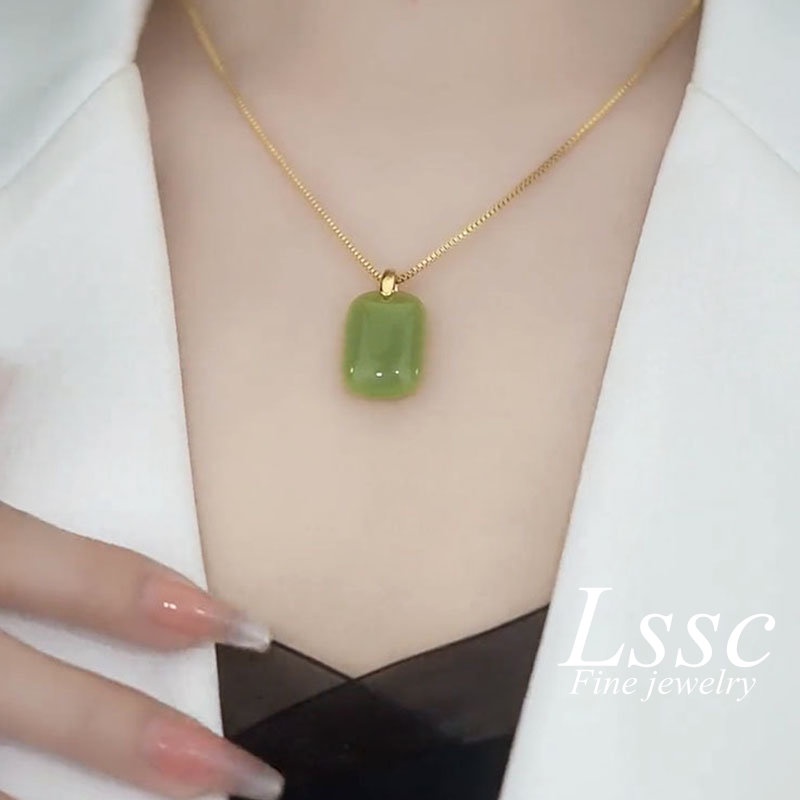 Kalung Titanium Giok Hetian Persegi Keberuntungan Emas 18K Anti Karat Simple Fashion Aksesoris Wanita Perhiasan