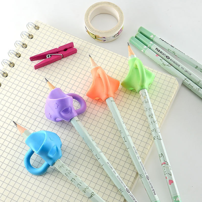 Korektor Postur Pegang Pensil Anak/Pen Gripper Tiga Jari Silikon Lembut/Pen Holder Grip Koreksi Tulisan Siswa/Alat Cengkrem Kaligrafi Dan Pulpen Pemula