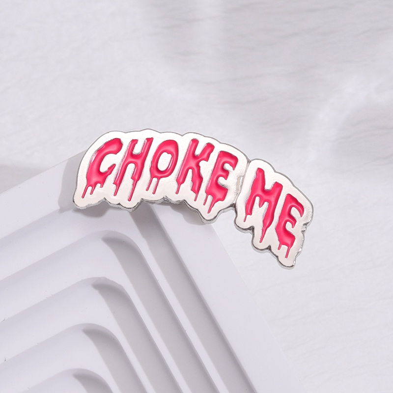 Kartun Text Choke Me Lapel Pin Kreatif Emosi Ransel Lencana Hadiah Untuk Teman Aksesoris Pakaian